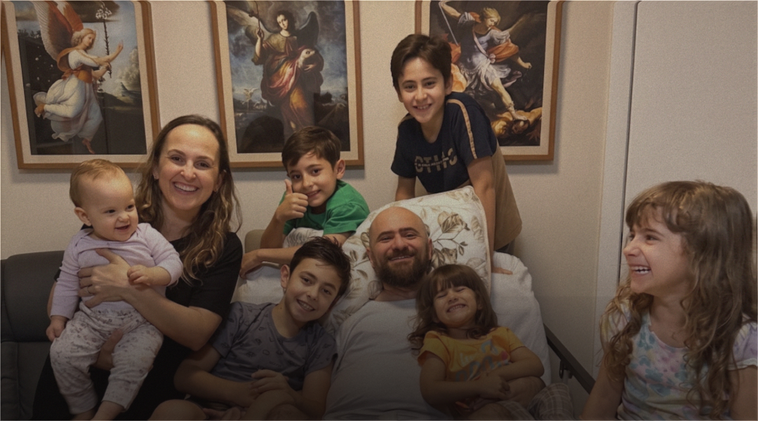 Família reunida ouvindo o INDEX: pai, mãe e filhos
