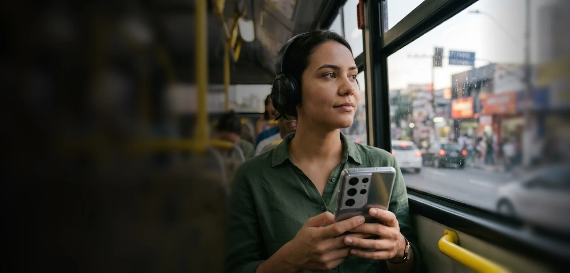 Mãe ouvindo o INDEX no fone durante a rotina de casa